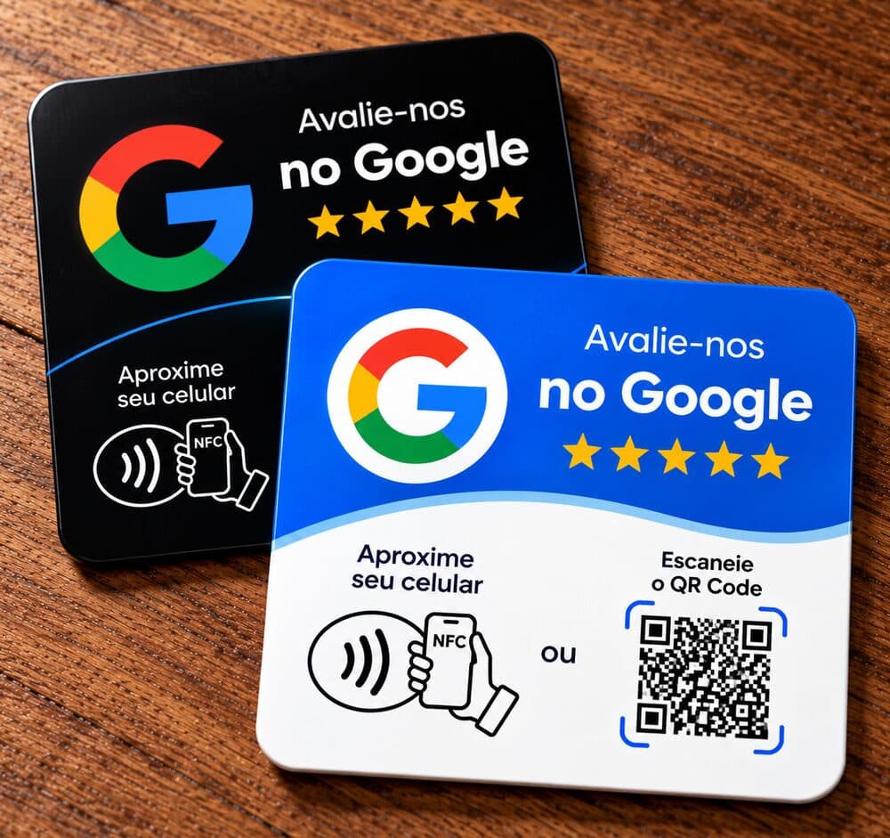 Duas placas de acrílico, uma preta e uma azul, com o logo do Google, a frase “Avalie-nos no Google”, cinco estrelas e as opções de aproximar o celular ou escanear o QR Code